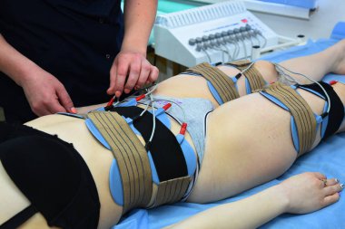 Benim uyarılmam. Donanım kozmetolojisi. Vücut bakımı. Cerrahi olmayan vücut şekillendirme. Güzellik salonunda anti-selülit ve anti-yağ tedavisi.