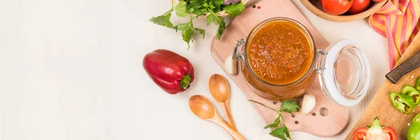 Molho Tomate Ketchup Adzhika Verduras Uma Mesa Bege Conservação Casa — Fotografia de Stock