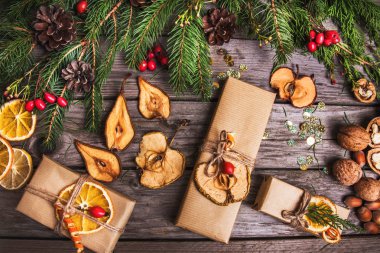 Yeni yıl kompozisyon çiçek, ahşap bir masa üzerinde hediyeler. Noel arka plan. Düz yatıyordu. Üstten Görünüm