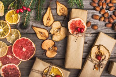 Yeni yıl kompozisyon çiçek, ahşap bir masa üzerinde hediyeler. Noel arka plan. Düz yatıyordu. Üstten Görünüm