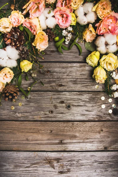 Neujahr Komposition Von Blumen Geschenke Auf Einem Holztisch Weihnachtlicher Hintergrund — Stockfoto