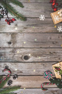 Yeni yıl kompozisyon çiçek, ahşap bir masa üzerinde hediyeler. Noel arka plan. Düz yatıyordu. Üstten Görünüm