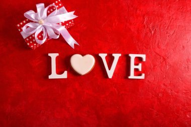 Kompozisyon Sevgililer günü beyaz harfler ve bir kalp kırmızı bir arka plan için. Üstten görünüm.