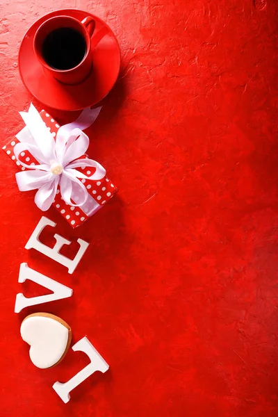 Composition Pour Saint Valentin Sur Fond Rouge Avec Des Lettres — Photo