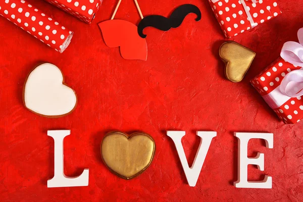 Das Wort Liebe Und Ein Herz Auf Leuchtend Rotem Hintergrund — Stockfoto