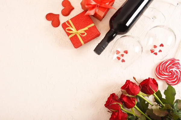 Komposition Zum Valentinstag Rosen Geschenk Gläser Und Wein Rote Herzen — Stockfoto