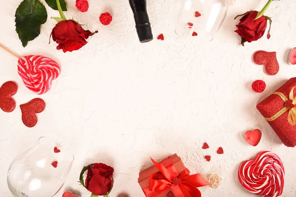 Komposition Zum Valentinstag Rosen Geschenk Gläser Und Wein Rote Herzen — Stockfoto