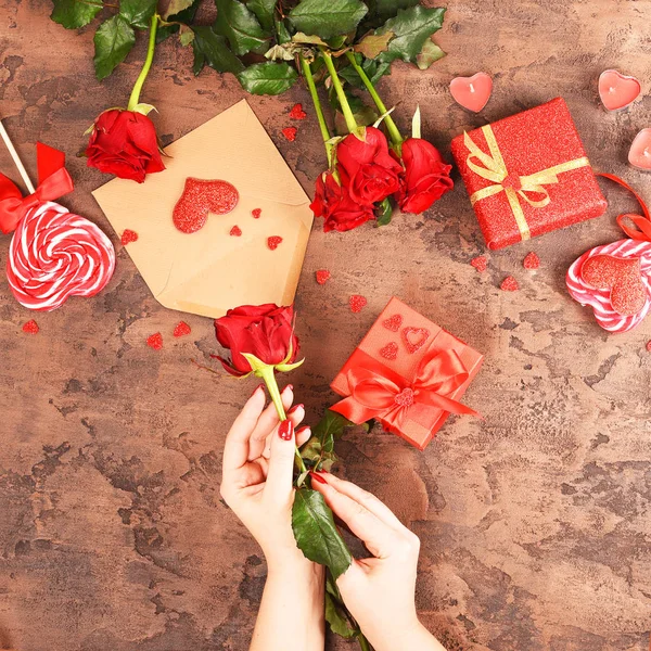 Склад День Святого Валентина Троянди Подарунок Окуляри Вино Червоні Чирви — стокове фото