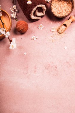 Bahar Spa Konsept: deniz tuzu, çiçekli kiraz dallar, havlu, sabun. Üstten Görünüm. 