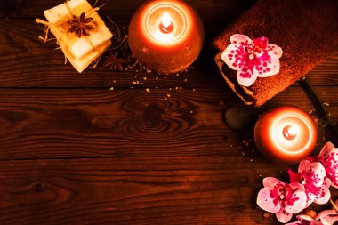 Spa konsept çikolata ve ahşap arka plan üzerinde mum.