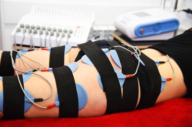 Benim uyarılmam. Donanım kozmetolojisi. Vücut bakımı. Cerrahi olmayan vücut şekillendirme. Güzellik salonunda anti-selülit ve anti-yağ tedavisi.