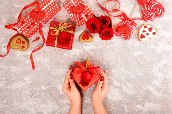 Komposition Zum Valentinstag Rosen Geschenk Gläser Und Wein Rote Herzen — Stockfoto