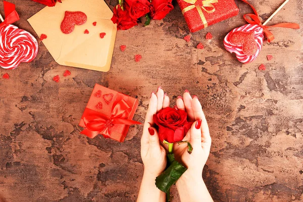 Komposition Zum Valentinstag Rosen Geschenk Gläser Und Wein Rote Herzen — Stockfoto