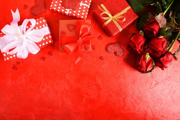 Komposition Zum Valentinstag Rosen Geschenk Gläser Und Wein Rote Herzen — Stockfoto