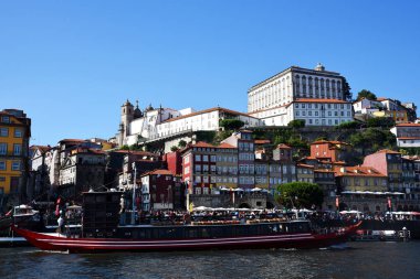 Porto, Portekiz, Avrupa. Şehir manzarası, güneşli yaz günü. Eski şehir manzarası, Ribeiro bölgesi.