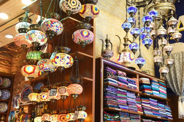 Istanbul, Türkiye. Kapalıçarşı, ürün çeşitliliği.