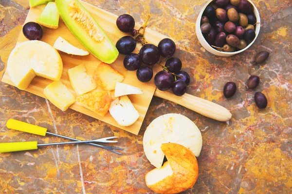 Natürmort peynir, meyve, doğal bir mermer zemine şarap