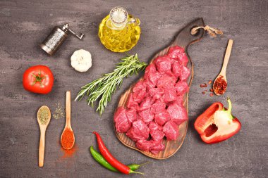 Gulaş için malzemeler. Ortaya konulan masada ham sığır eti ve baharat.