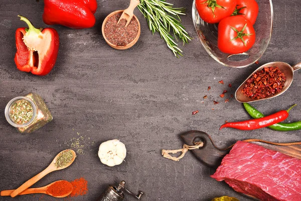 Ingrediente Pentru Gulaș Carne Vită Brută Condimente Așezate Masă — Fotografie, imagine de stoc