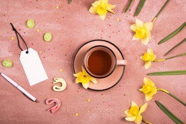 Bir fincan çay bahar dekorasyonu. Yukarıdan görüntüleyin. Metin için yer.