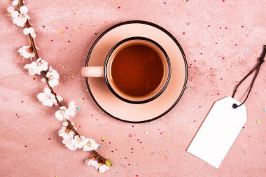 Bir fincan çay bahar dekorasyonu. Yukarıdan görüntüleyin. Metin için yer.