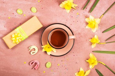 Bir fincan çay bahar dekorasyonu. Yukarıdan görüntüleyin. Metin için yer.