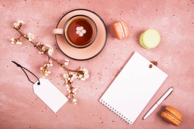 Bir fincan çay bahar dekorasyonu. Yukarıdan görüntüleyin. Metin için yer.