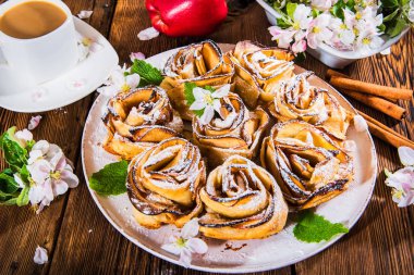 Elmalı turta ve elma çiçekler, ahşap masa üzerinde kahve. Yukarıdan görüntülemek.