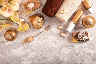 Altın spa konseptiyle orkide, kabuklar, deniz tuzu. Üstten görünüm.