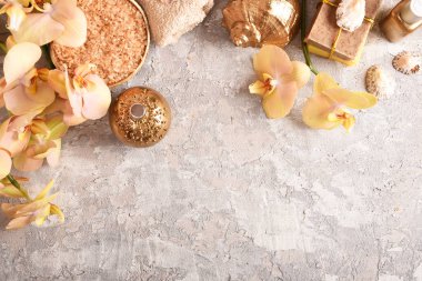 Altın spa konseptiyle orkide, kabuklar, deniz tuzu. Üstten görünüm.