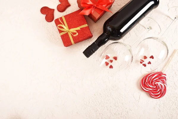 Komposition Zum Valentinstag Rosen Geschenk Gläser Und Wein Rote Herzen — Stockfoto