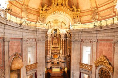 Porto, Portekiz - 09 Ocak 2019: İç Clerigos Kilisesi (Church ruhban sınıfının). Porto şehrinde en yüksek kulenin.