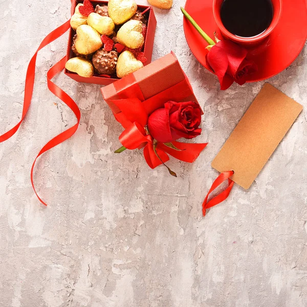 Composição Para Dia Dos Namorados Rosas Presentes Copos Vinho Corações — Fotografia de Stock