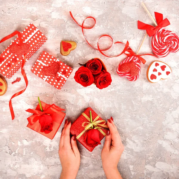 Composição Para Dia Dos Namorados Rosas Presentes Copos Vinho Corações — Fotografia de Stock