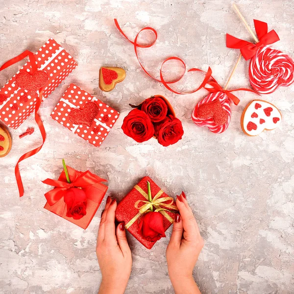 Komposition Zum Valentinstag Rosen Geschenk Gläser Und Wein Rote Herzen — Stockfoto