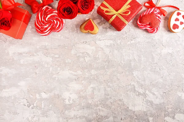 Композиция Дню Святого Валентина Розы Подарки Бокалы Вино Красные Сердца — стоковое фото