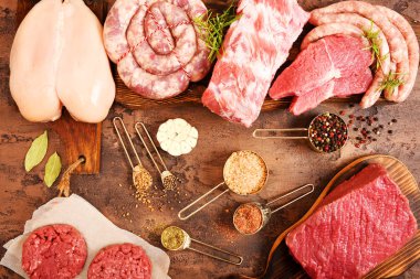 Taze çiğ et ve baharat. Barbekü seti. Yukarıdan görüntülemek.