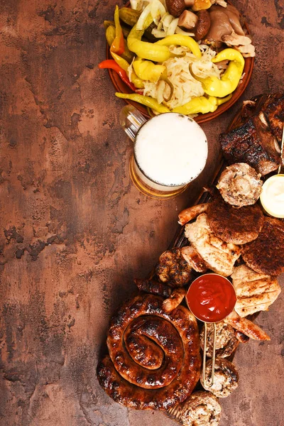 Fleischgrill Auf Dem Tisch Wurst Schweinefleisch Pilze Rindfleisch Soßen Essiggurken — Stockfoto