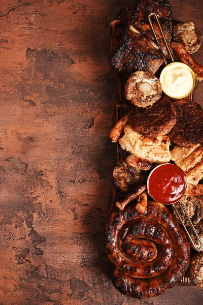 Fleischgrill Auf Dem Tisch Wurst Schweinefleisch Pilze Rindfleisch Soßen Essiggurken — Stockfoto