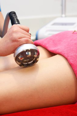 Rf derisi sıkışıyor. Süpürge masajı. Donanım kozmetolojisi. Vücut bakımı. Cerrahi olmayan vücut şekillendirme. Güzellik salonunda anti-selülit ve anti-yağ tedavisi.