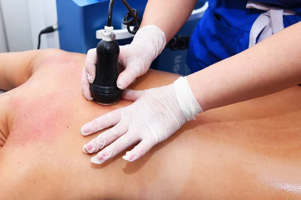 Rf derisi sıkışıyor. Süpürge masajı. Donanım kozmetolojisi. Vücut bakımı. Cerrahi olmayan vücut şekillendirme. Güzellik salonunda anti-selülit ve anti-yağ tedavisi.