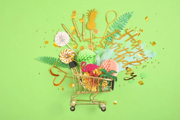 Atributos Feriado Presentes Confetes Uma Cesta Para Supermercado Fundo Simples — Fotografia de Stock