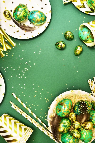 Easter Eggs Dark Green Gold Green Background View Flat Lay — Stock Photo, Image