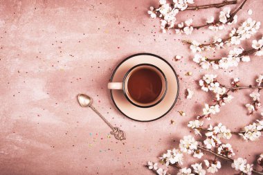 Bir fincan çay bahar dekorasyonu. Yukarıdan görüntüleyin. Metin için yer.