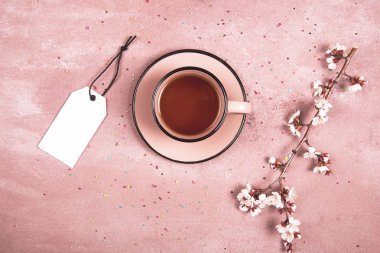 Bir fincan çay bahar dekorasyonu. Yukarıdan görüntüleyin. Metin için yer.
