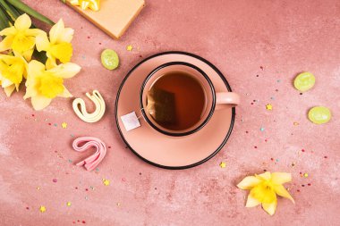 Bir fincan çay bahar dekorasyonu. Yukarıdan görüntüleyin. Metin için yer.