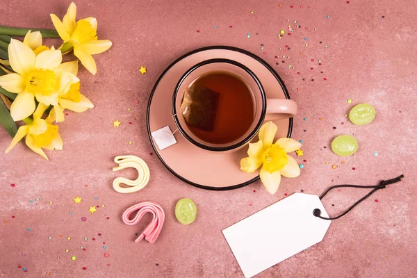 Bir fincan çay bahar dekorasyonu. Yukarıdan görüntüleyin. Metin için yer.