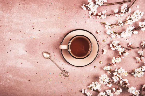 Bir fincan çay bahar dekorasyonu. Yukarıdan görüntüleyin. Metin için yer.