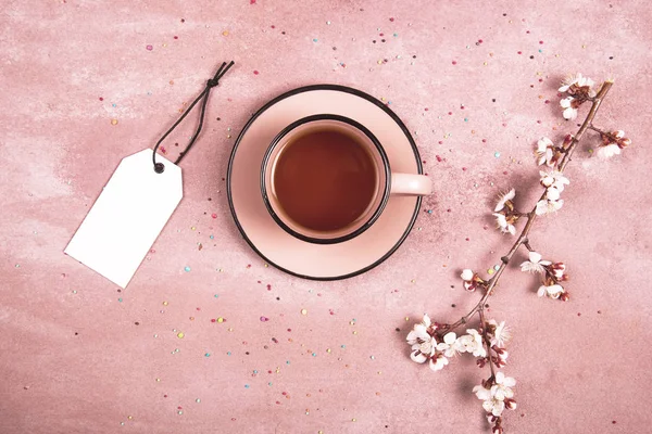 Bir fincan çay bahar dekorasyonu. Yukarıdan görüntüleyin. Metin için yer.