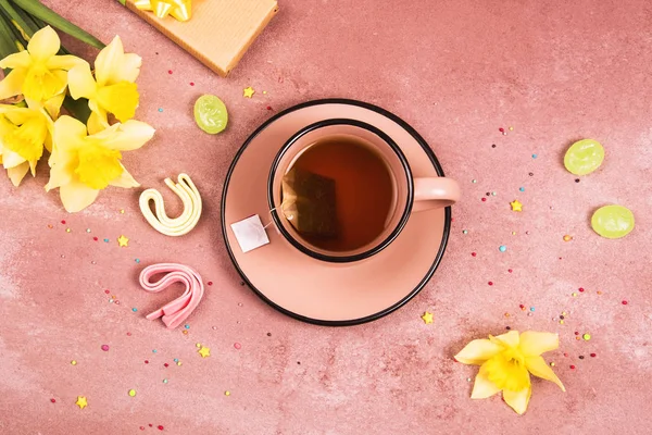 Bir fincan çay bahar dekorasyonu. Yukarıdan görüntüleyin. Metin için yer.